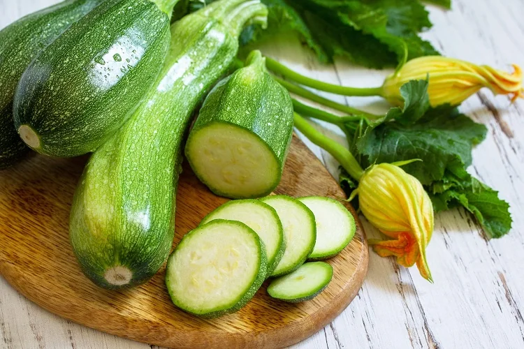 how to cut zucchini leaves