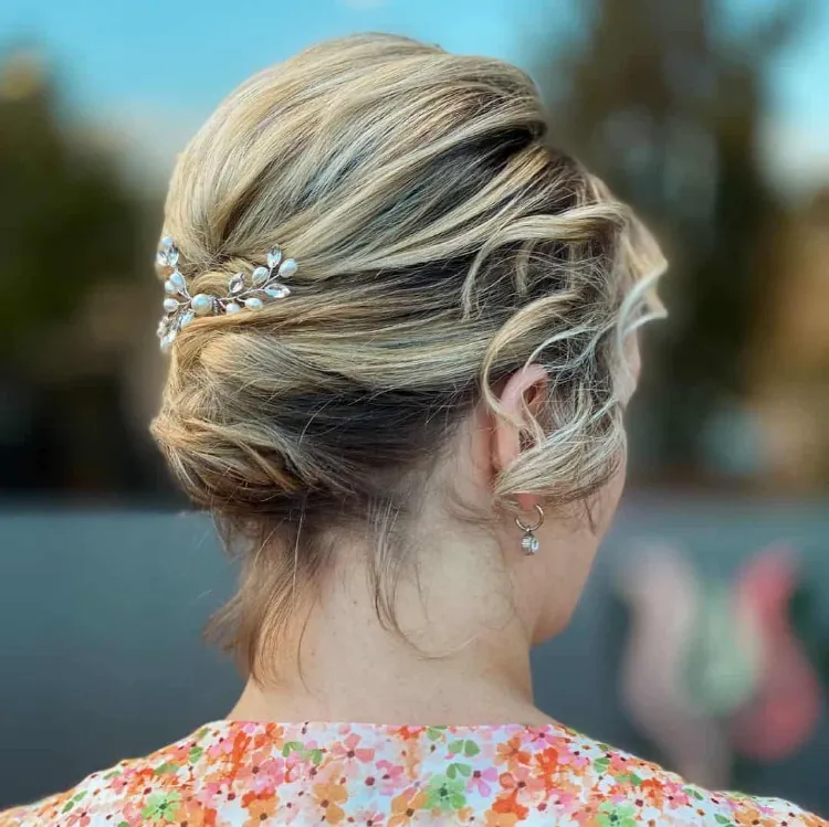 How to make a stylish short hair bun easy in stages