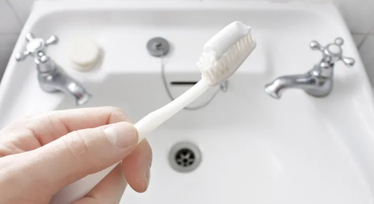 comment laver des baskets blanches avec du dentifrice 2022