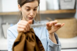 comment lire les étiquettes des vêtements guide pratique lavage séchage repassage