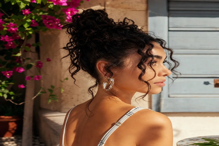 comment se coiffer en été 2022 quand il fait chaud dehors coiffure femme anti canicule facile