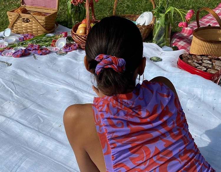 comment se coiffer en été quand il fait chaud dehors coiffure femme anti canicule facile