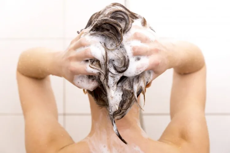 comment se laver et se rincer les cheveux