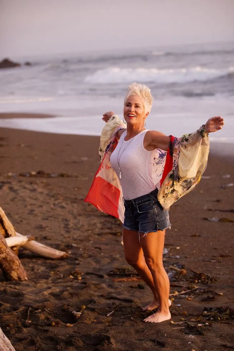 comment s'habiller sur la plage en été femme 50 ans