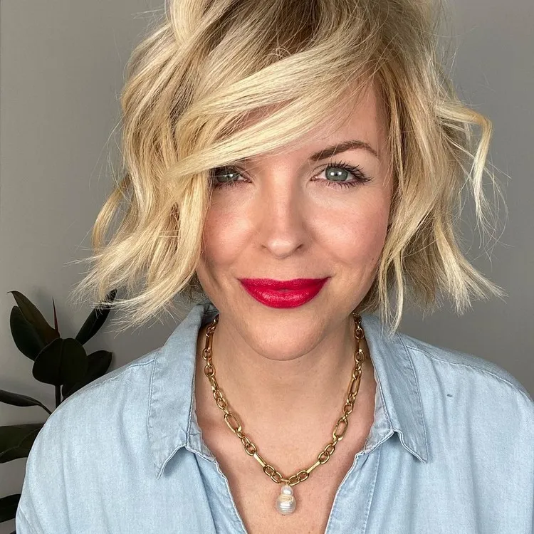 Square Cut With Bangs Relaxed Bob Hairstyle Trend 2022 Summer Woman