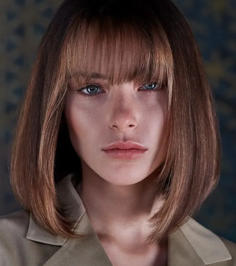 Square cut with pointed bangs is the summer 2022 hairstyle trend