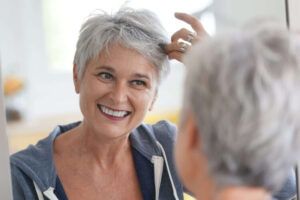 coupe cheveux gris chevelure grisonnante considérée condamnation opportunité saisir