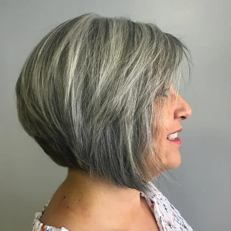coupe cheveux gris pimenter crinière mèches utiliser shampoing violet déjaunir