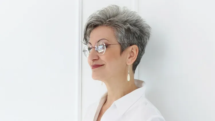 Short haircuts for gray-haired women look smart and sassy