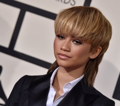 coupe de cheveux femme avec frange épaisse mulet moderne été 2022 Zendaya