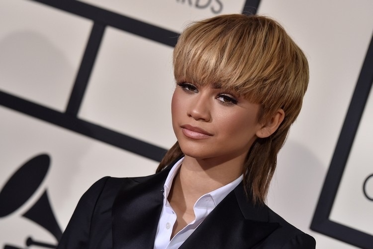 coupe de cheveux femme avec frange épaisse mulet moderne été 2022 Zendaya