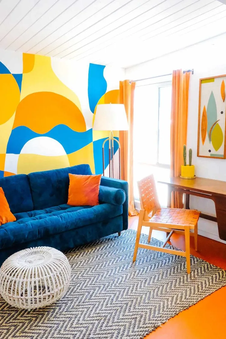 décoration intérieur en bleu et orange de style années 70