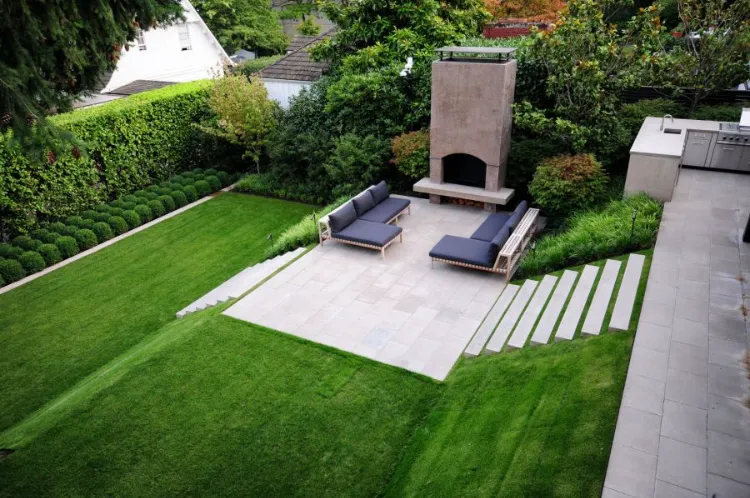 idée aménagement jardin pente moderne 3 niveaux pelouse salon chemineé