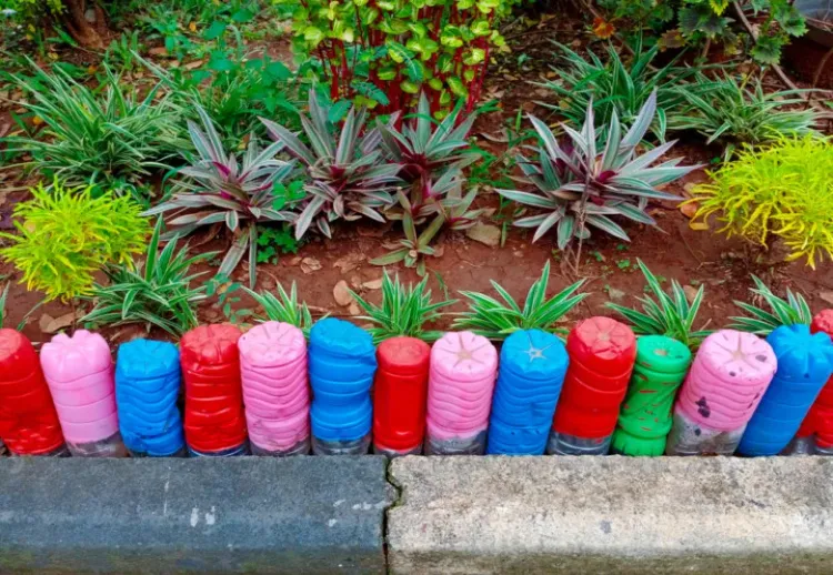 idée bordure de jardin recup bouteille plastique pour délimiter les allées de jardin