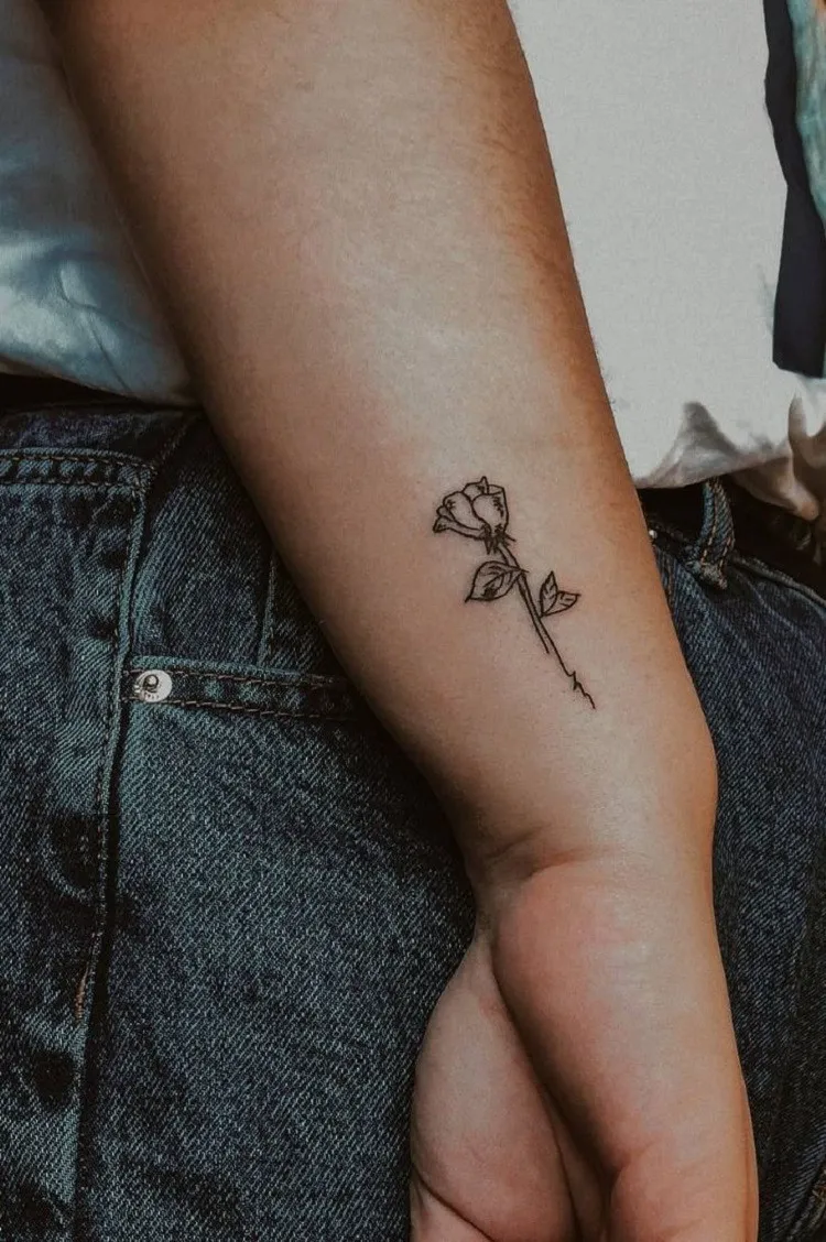 idée tatouage femme discret petit rose sur le bras