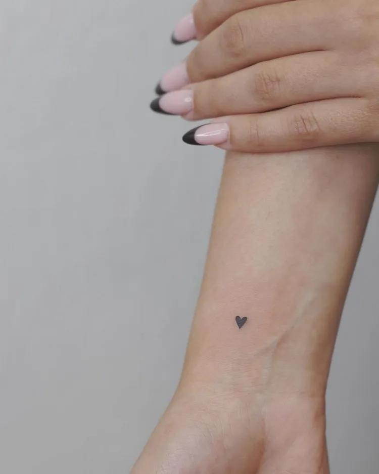 idée tatouage femme discret poignet tendance 2022 tattoo petit coeur