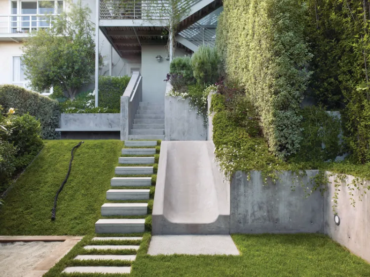 idées aménagement jardin en pente moderne marches tobogan en béton poli
