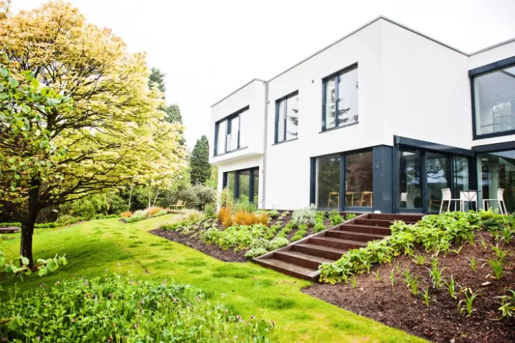 idées aménagement paysager jardin en pente douce maison moderne