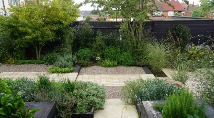 idées aménagement paysager jardin en pente douce moderne graminées