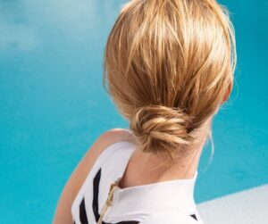 idées de coiffure été 2022 pour cheveux mi longs chignon bas torsadé