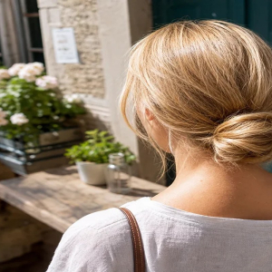 idées de coiffure été 2022 pour cheveux mi longs chignon bas torsadé