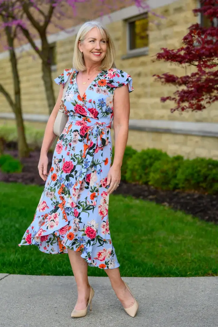 idées de tenues d'été pour femmes 50 ans robe portefeuille fleuri escarpins