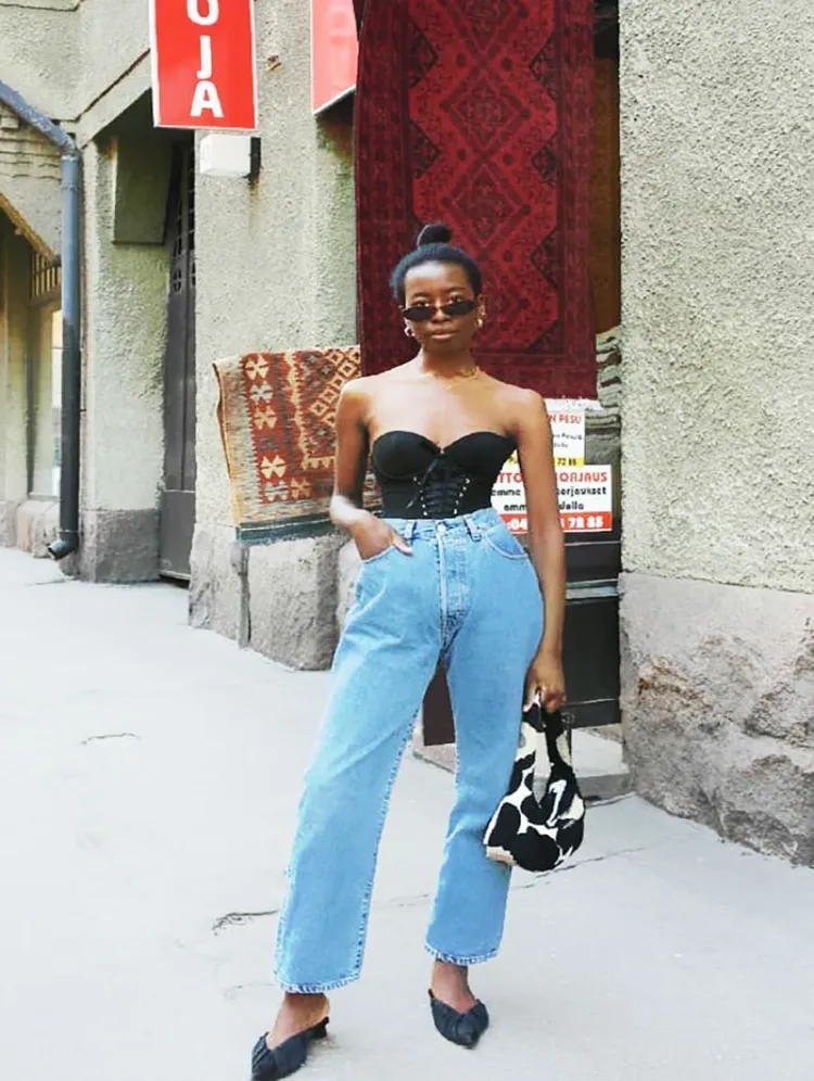 idées de tenues d'été pour femmes bustier jean flare taille haute escarpins