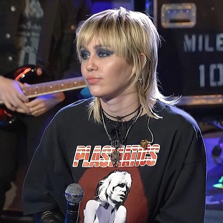 la coupe mulet revient à la mode été 2022 Miley Cyrus couleur cheveux tendance
