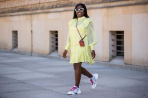 modèles robes et baskets femme mode été 2022