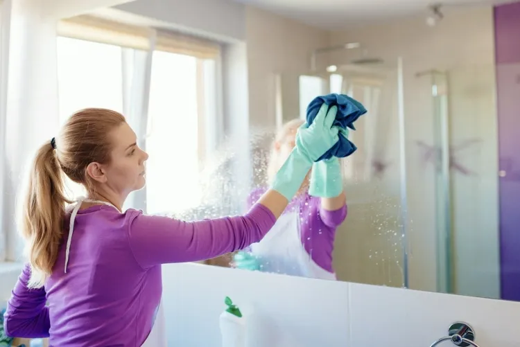 nettoyer un miroir fréquence nettoyage salon entrée salle de bains