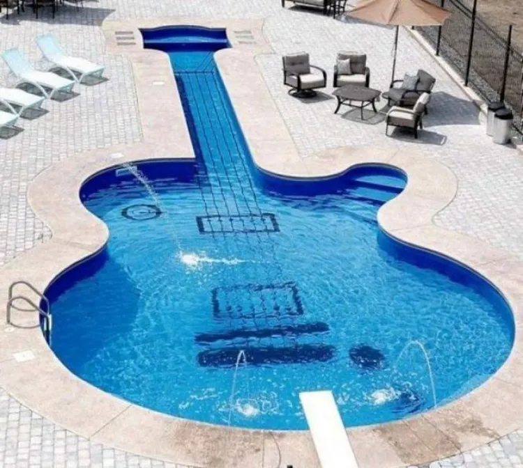 piscine originale en forme de guitare