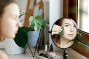 pourquoi mon visage gonfle thérapies pour dégonfler le visage massage gua sha