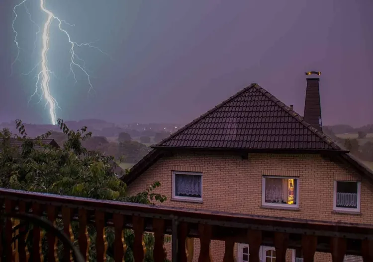 What to do in case of thunderstorm warnings calls alertness stressed risk level