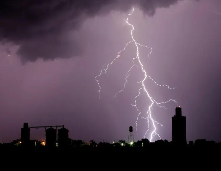 what to do in case of thunderstorm lightning into the house conductive material electricity