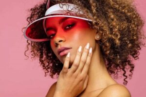 quel chapeau pour cheveux afro crépus frisés casquette visière cheveux bouclés femme