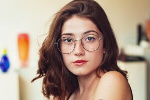 quelle coiffure avec des lunettes