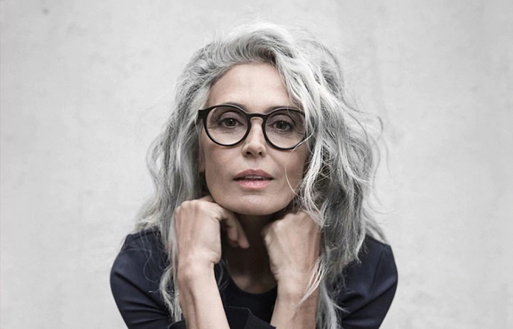 quelle coiffure femme 60 ans avec lunettes