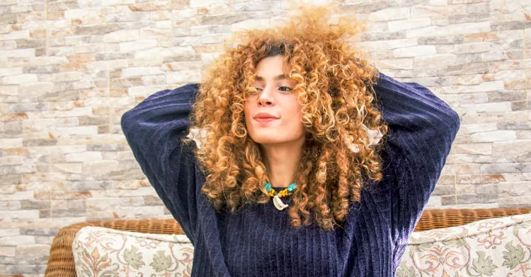 Successful home coloring according to the tips for curly structured hair