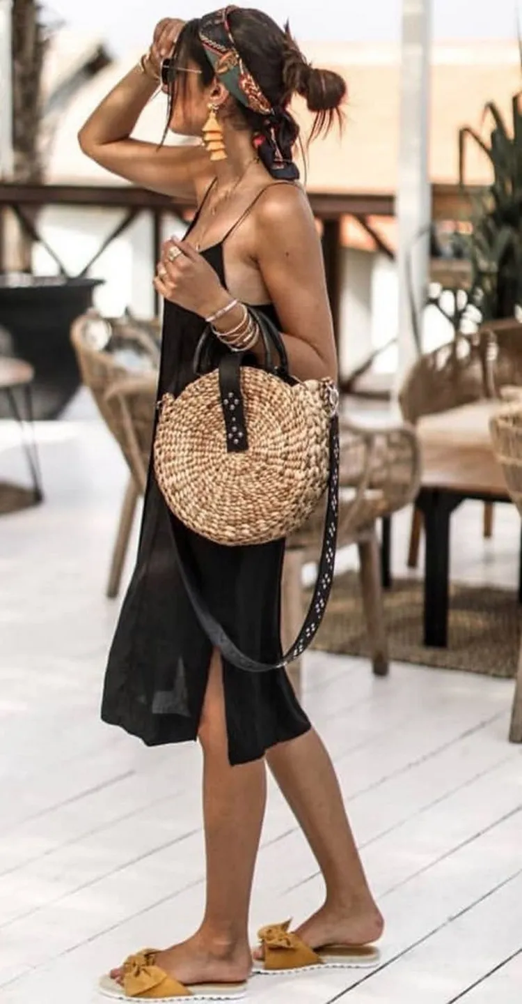 robe de plage boheme chic slipp dress look boho foulard pour cheveux sac de paille sandales tendance