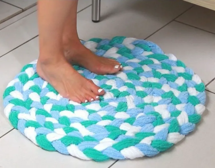 tapis de salle de bain avec une vieille serviette diy