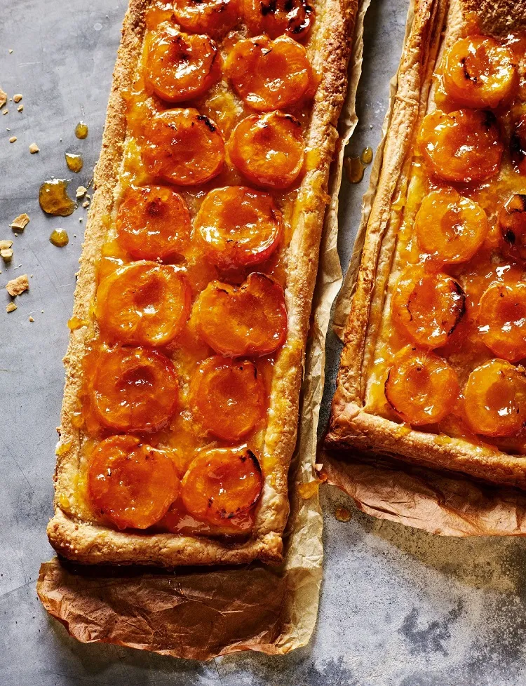Gourmet tart with almonds and apricots, easy and fast, light summer 2022 