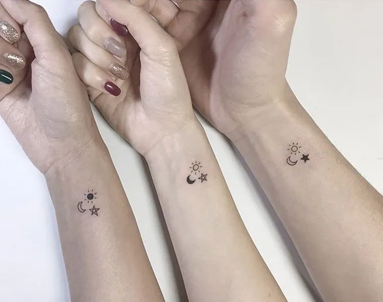 tatouage amitié femme petit tatouage discret tendance 2022