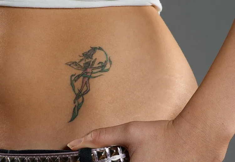 tatouage bas du ventre femme discret idée tattoo 2022