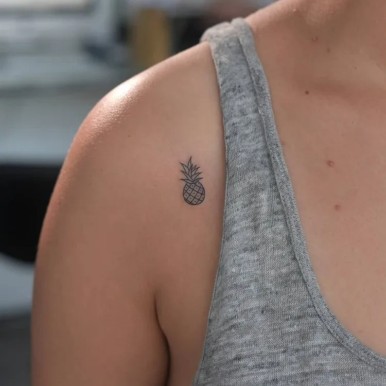 tatouage clavicule femme discret ananas tendance tattoo 2022