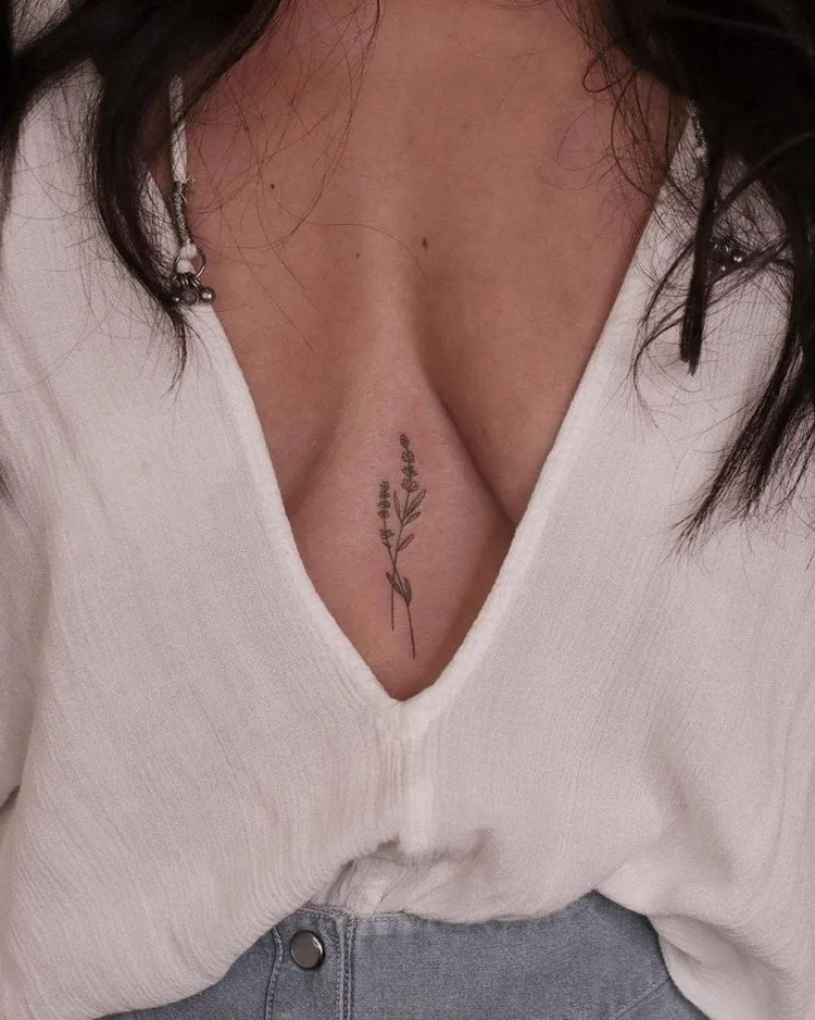 tatouage femme discret 2022 dessin cutané entre les seins