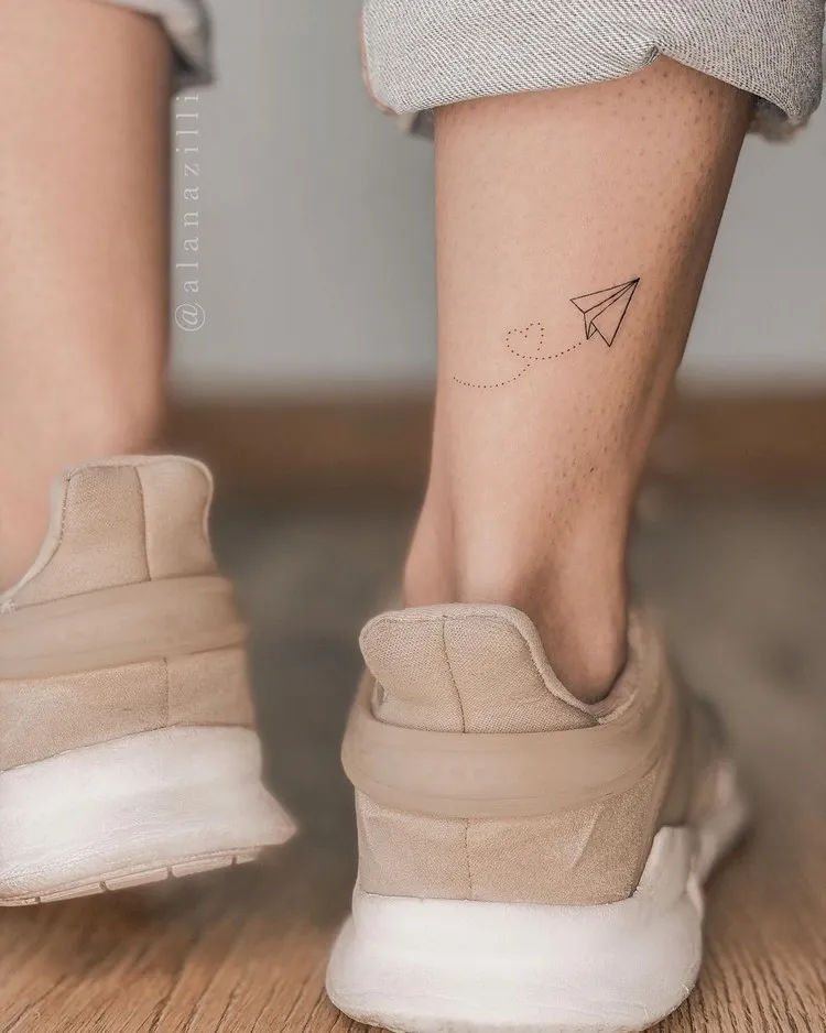tatouage femme discret cheville petit cerf-volant