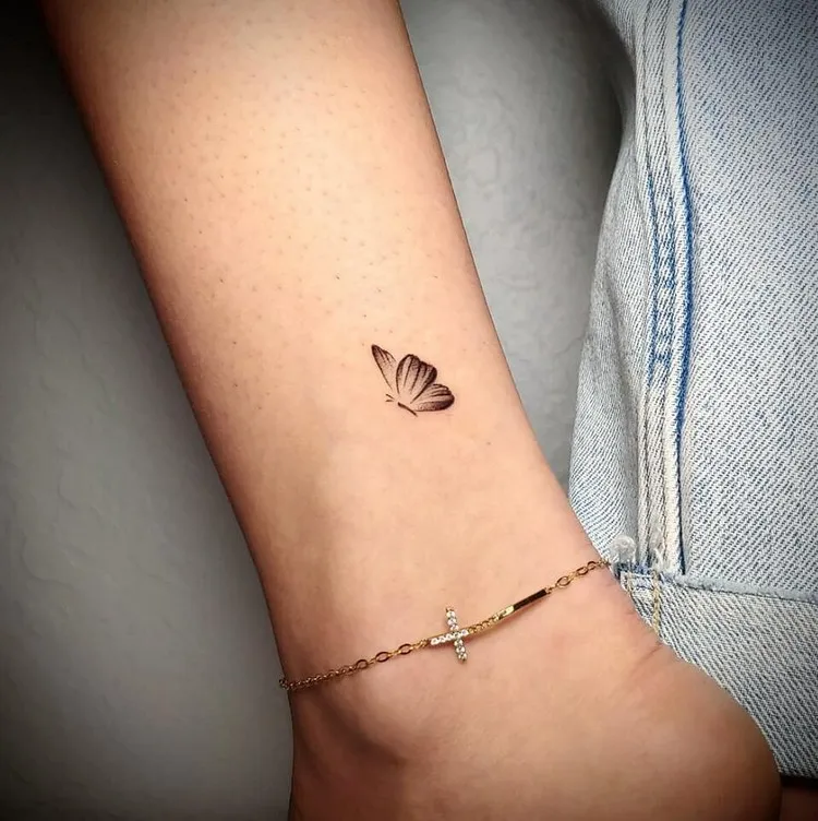 tatouage femme discret cheville petit tattoo papillon