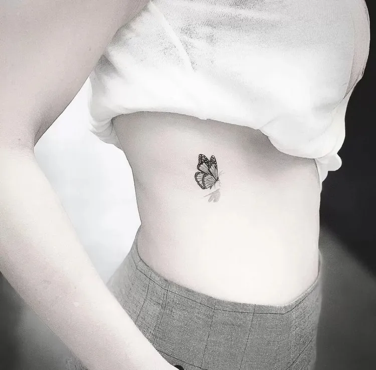 tatouage femme discret cote 2022 tattoo papillon tendance