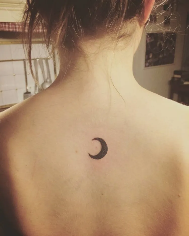 tatouage femme discret dos demi lune tattoo 2022 tendances