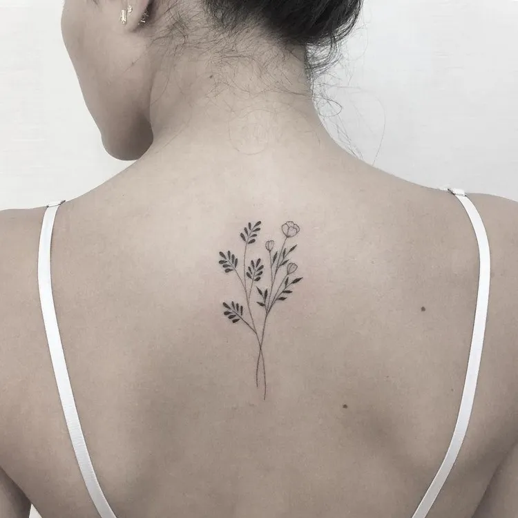 tatouage femme discret dos des fleurs minimalistes tattoo tendance 2022